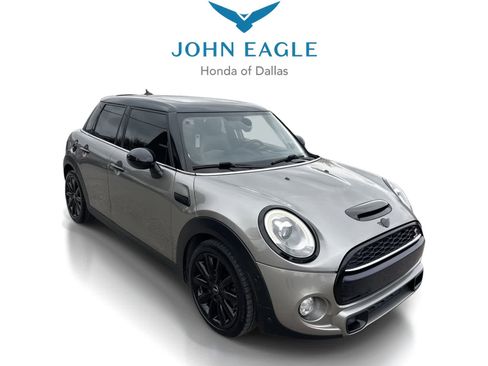 Used 2018 MINI Cooper S image 1