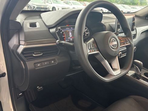 Used 2025 Nissan Altima 2.5 SV FWD image 35