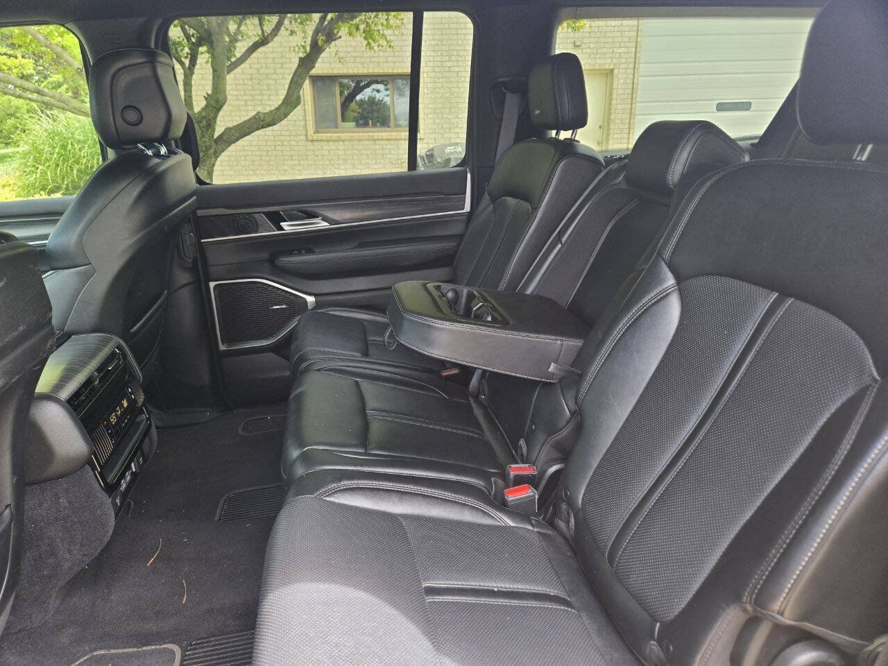 Used 2024 Jeep Wagoneer L Series III w/ Flexible Seating Group AWD/4WD image 12