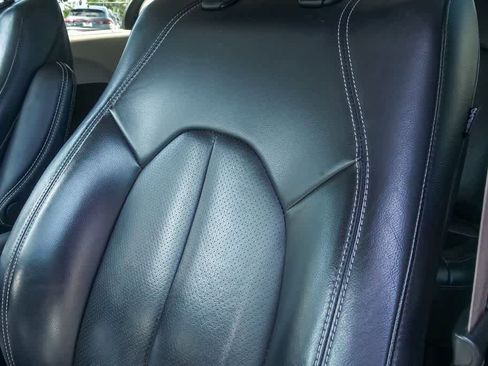 Used 2022 Chrysler Pacifica Touring-L FWD image 16