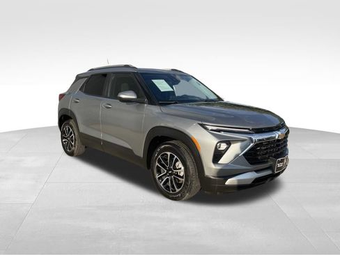 Used 2025 Chevrolet TrailBlazer LT FWD image 3