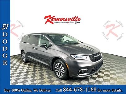Used 2022 Chrysler Pacifica Touring-L w/ Uconnect Theater Family Group