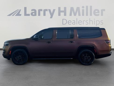 Used 2023 Jeep Wagoneer L Series II image 2