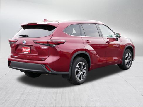 Used 2024 Toyota Highlander XLE AWD/4WD image 7