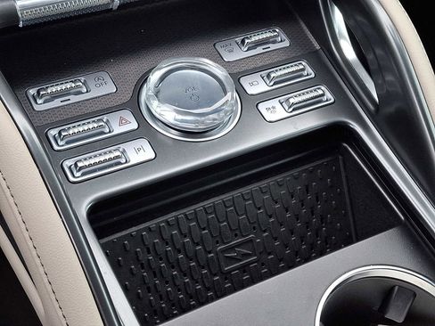 Used 2024 Lincoln Nautilus Premier image 25