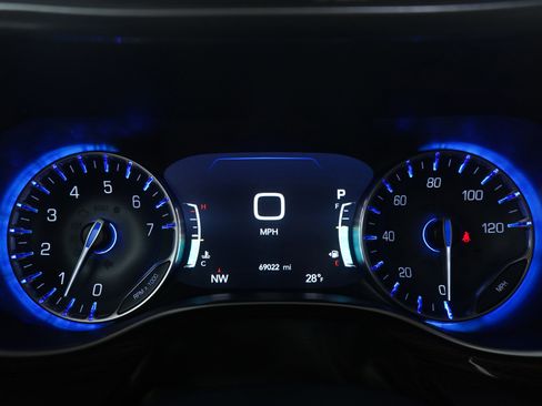 Used 2023 Chrysler Pacifica Limited image 30