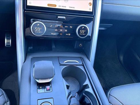 Certified 2025 Land Rover Discovery Dynamic SE AWD/4WD image 24