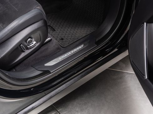 Used 2023 Jaguar F-PACE SVR image 30