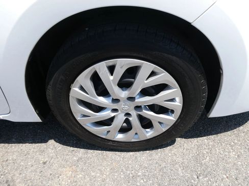 Used 2018 Toyota Corolla LE FWD image 29