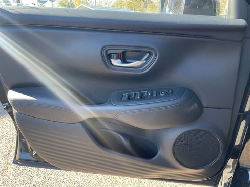 Used 2025 Honda HR-V LX image 8