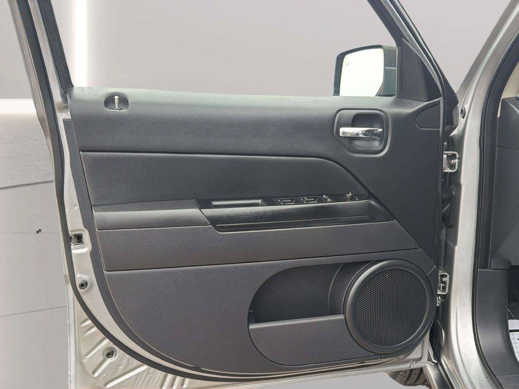 Used 2016 Jeep Patriot Sport w/ Power Value Group AWD/4WD image 14