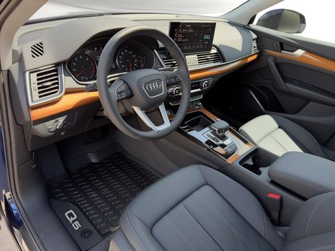 Used 2023 Audi Q5 2.0T Premium w/ Convenience Package AWD/4WD image 4