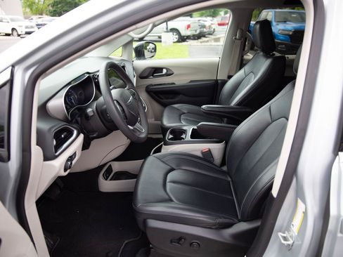 Used 2024 Chrysler Pacifica Touring-L FWD image 20