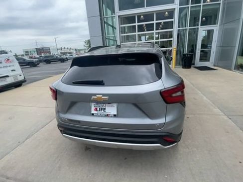 Used 2025 Chevrolet Trax LT w/ LT Convenience Package FWD image 9
