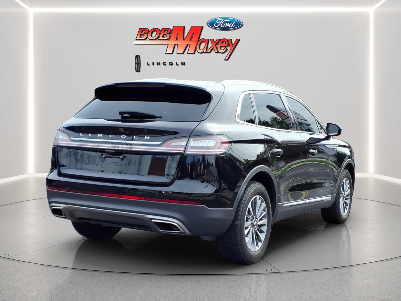 Used 2023 Lincoln Nautilus FWD w/ Premium Package image 4