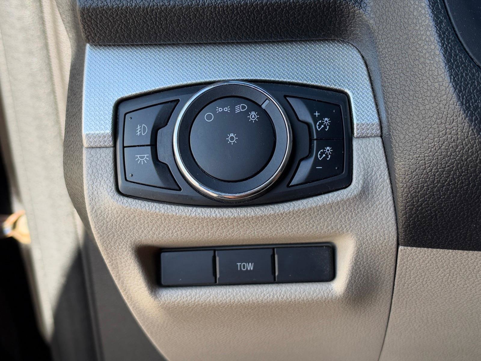 Used 2014 Ford Explorer XLT w/ Equipment Group 202A AWD/4WD image 16