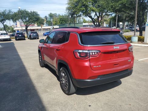 Used 2019 Jeep Compass Latitude w/ Cold Weather Group AWD/4WD image 4