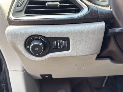 Used 2020 Chrysler Pacifica Touring-L FWD image 12
