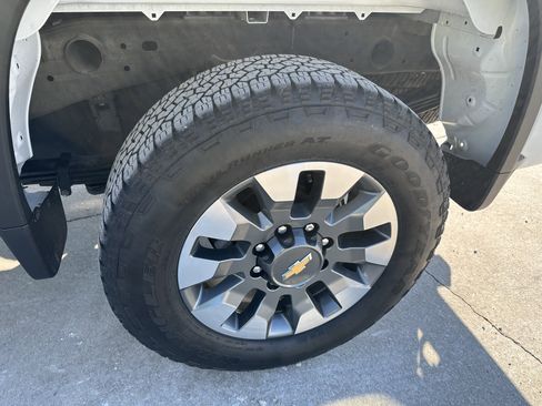 Used 2025 Chevrolet Silverado 2500 Custom w/ Custom Value Package image 11