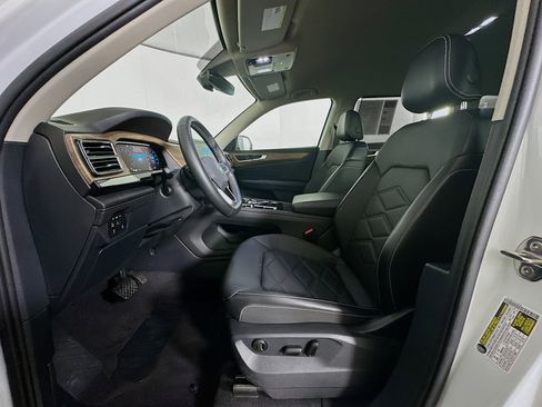 Used 2025 Volkswagen Atlas SE image 13