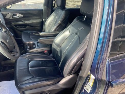 Used 2022 Chrysler Pacifica Touring-L w/ S Appearance Package image 8