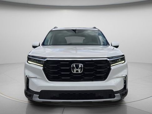 Certified 2025 Honda Pilot Touring image 5