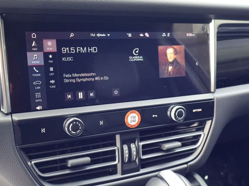 Certified 2025 Porsche Macan image 17