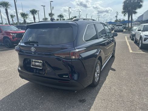Used 2025 Toyota Sienna XLE FWD image 16