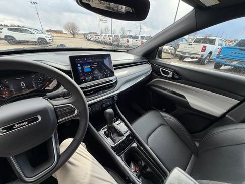 Used 2024 Jeep Compass Limited image 17