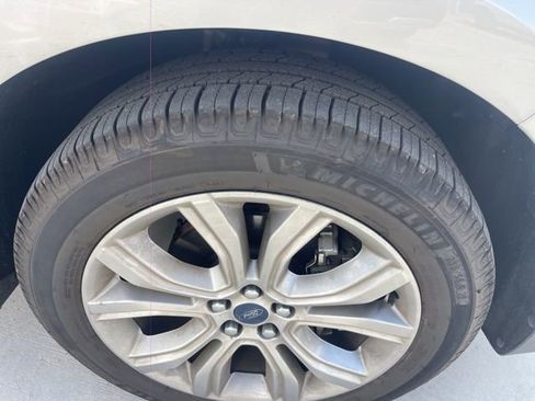 Used 2019 Ford Edge Titanium image 9