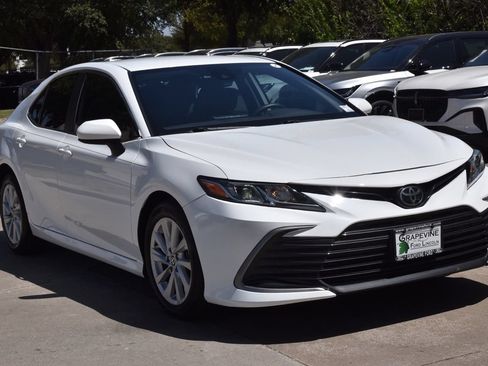 Used 2022 Toyota Camry LE FWD image 4