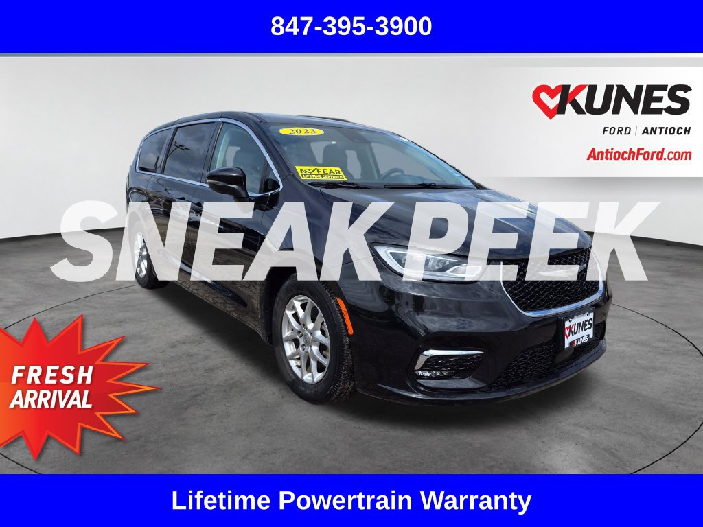 Used 2023 Chrysler Pacifica Touring-L FWD image 1