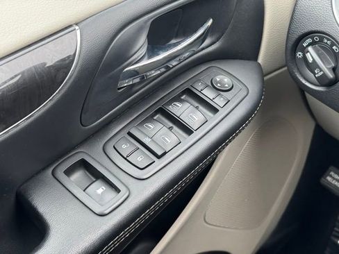 Used 2015 Chrysler Town & Country Touring image 31