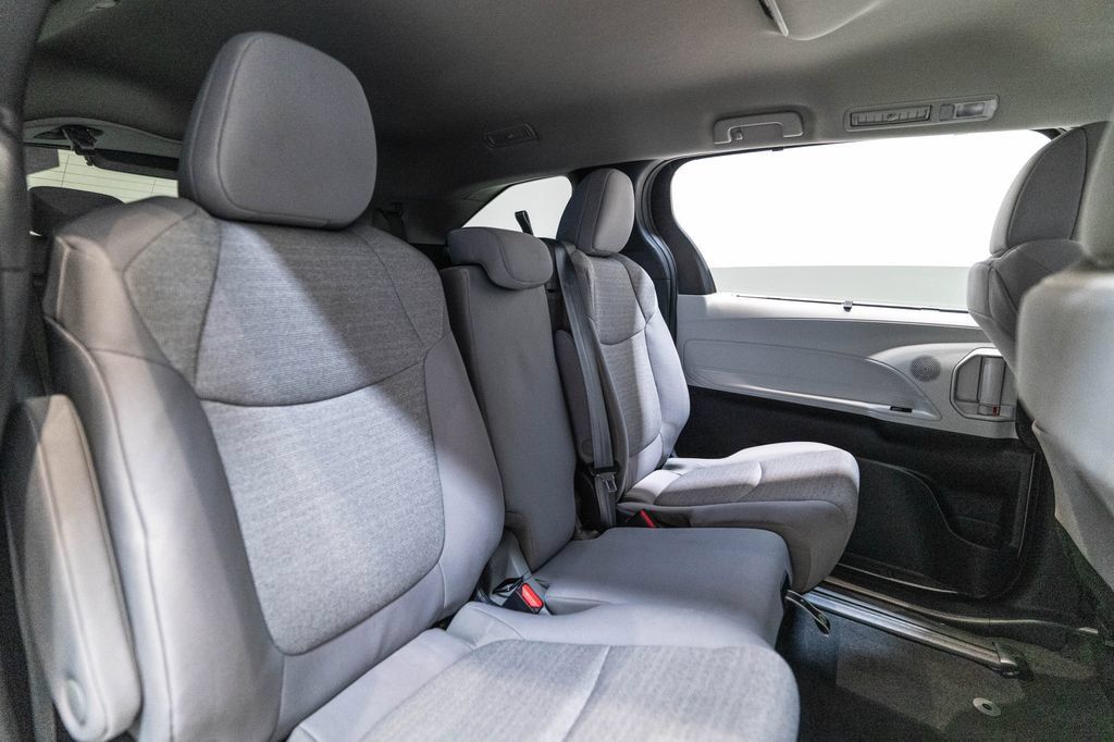 Certified 2025 Toyota Sienna LE FWD image 32