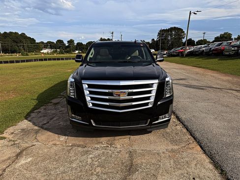 Used 2019 Cadillac Escalade ESV Luxury RWD image 2