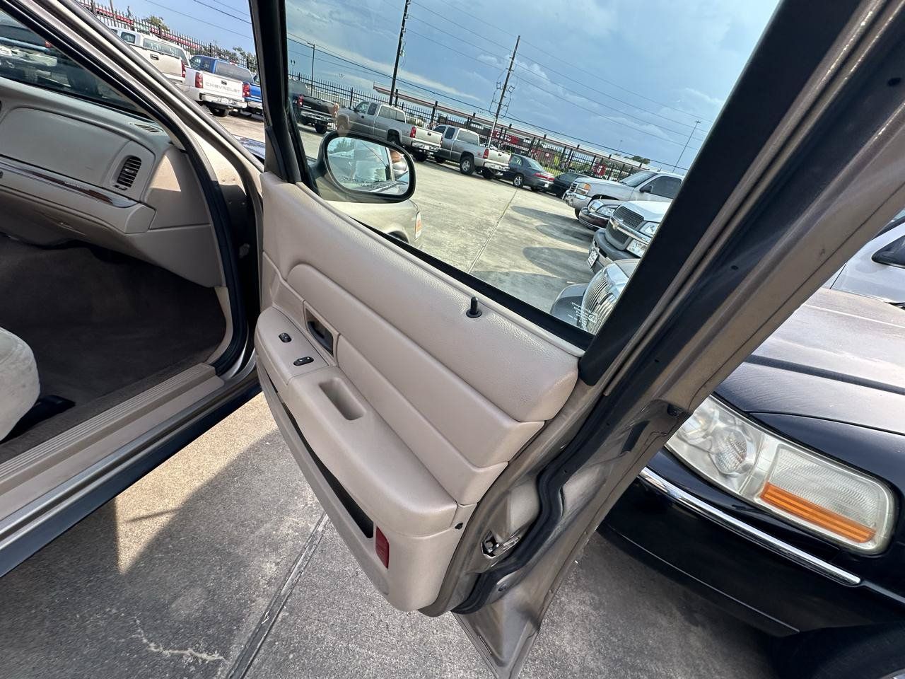 Used 2005 Ford Crown Victoria RWD image 32