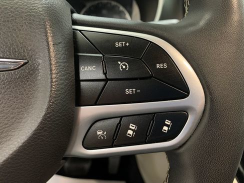 Used 2024 Chrysler Pacifica Touring-L FWD image 26