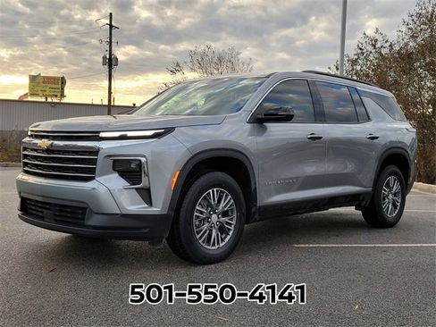 Used 2025 Chevrolet Traverse LT image 4