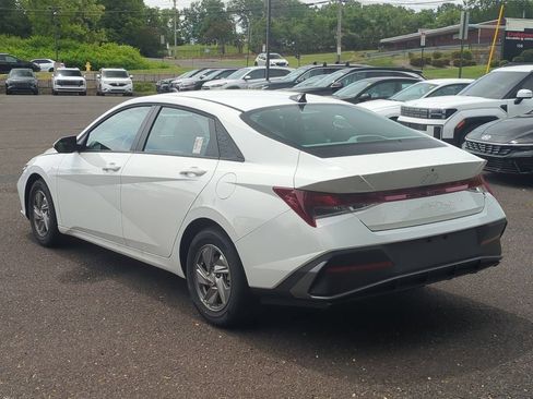 Certified 2025 Hyundai Elantra SE FWD image 5