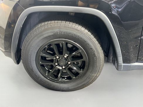 Used 2019 Jeep Grand Cherokee Laredo AWD/4WD image 13