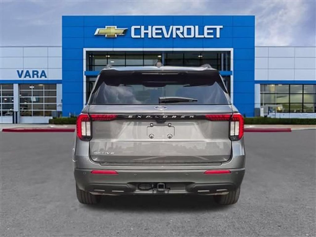 Used 2025 Ford Explorer Active RWD image 4
