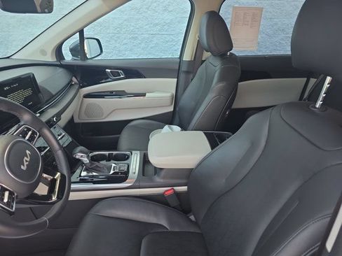 Used 2023 Kia Carnival EX FWD image 5
