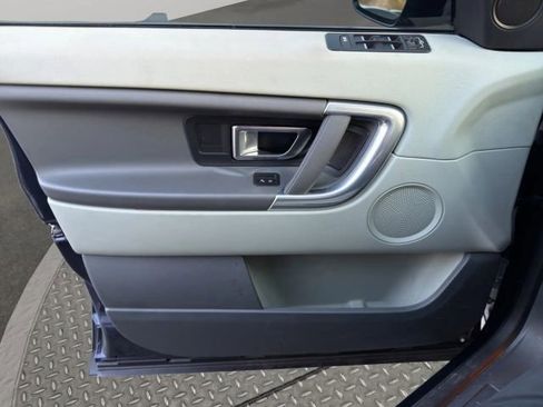 Used 2016 Land Rover Discovery Sport SE image 14