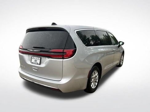 Used 2024 Chrysler Pacifica Touring-L FWD image 3