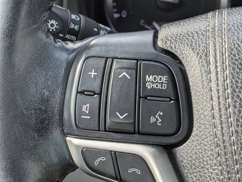 Used 2018 Toyota Highlander XLE w/ Carpet Mat Package (TMS) AWD/4WD image 17