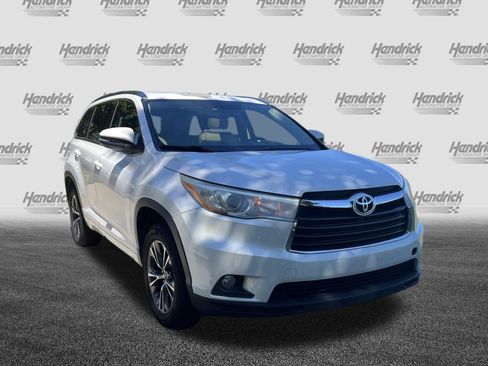 Used 2016 Toyota Highlander XLE FWD image 2