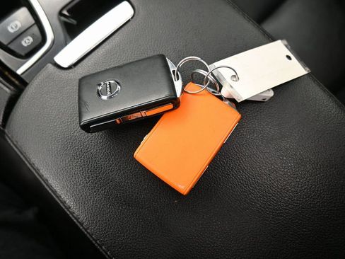 Used 2022 Volvo S60 T8 Inscription image 11