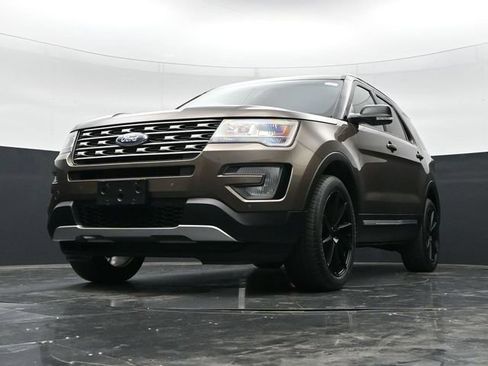 Used 2016 Ford Explorer XLT w/ Equipment Group 202A AWD/4WD image 41