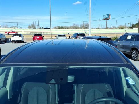 Used 2023 Chrysler Voyager LX image 10