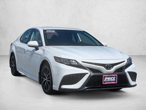Used 2024 Toyota Camry SE FWD image 3